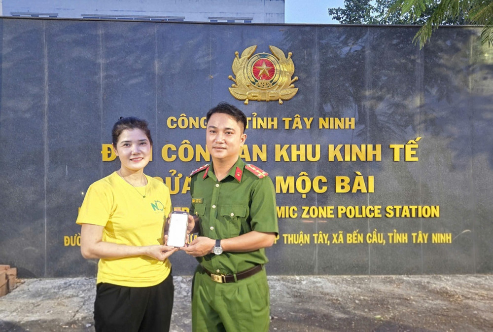 C&ocirc;ng an x&aacute;c minh, gi&uacute;p c&ocirc;ng d&acirc;n nhận lại 100 triệu đồng chuyển nhầm 