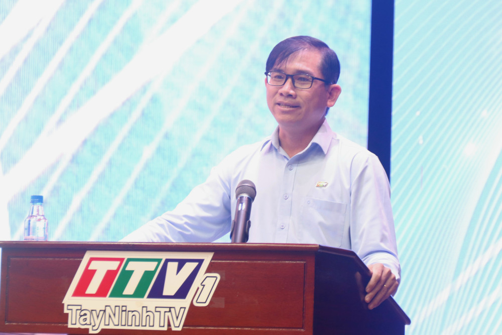 Nhà báo Lê Hồng Phước - Tổng Biên tập Báo và phát thanh, truyền hình Tây Ninh phát biểu tại hội nghị