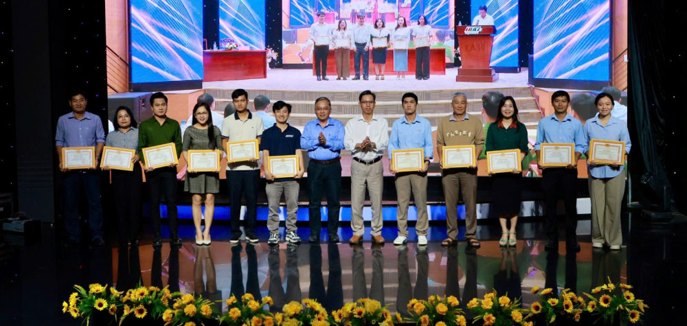 Các cá nhân nhận khen thưởng