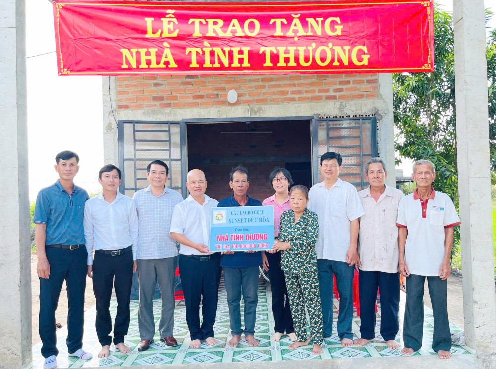 Trao nhà tình thương cho phụ nữ gặp khó khăn về nhà