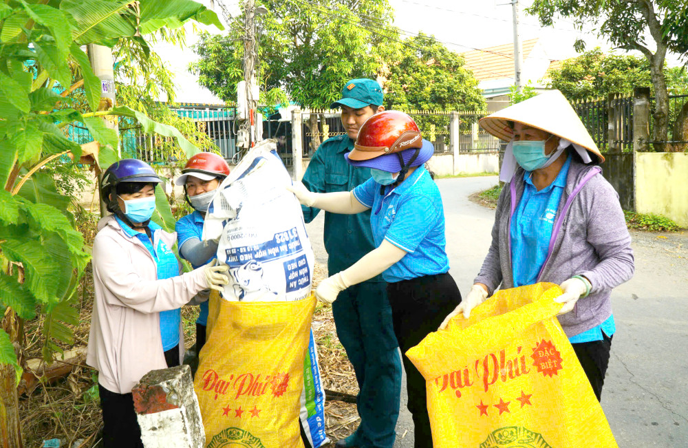 Phụ nữ ra quân vệ sinh môi trường