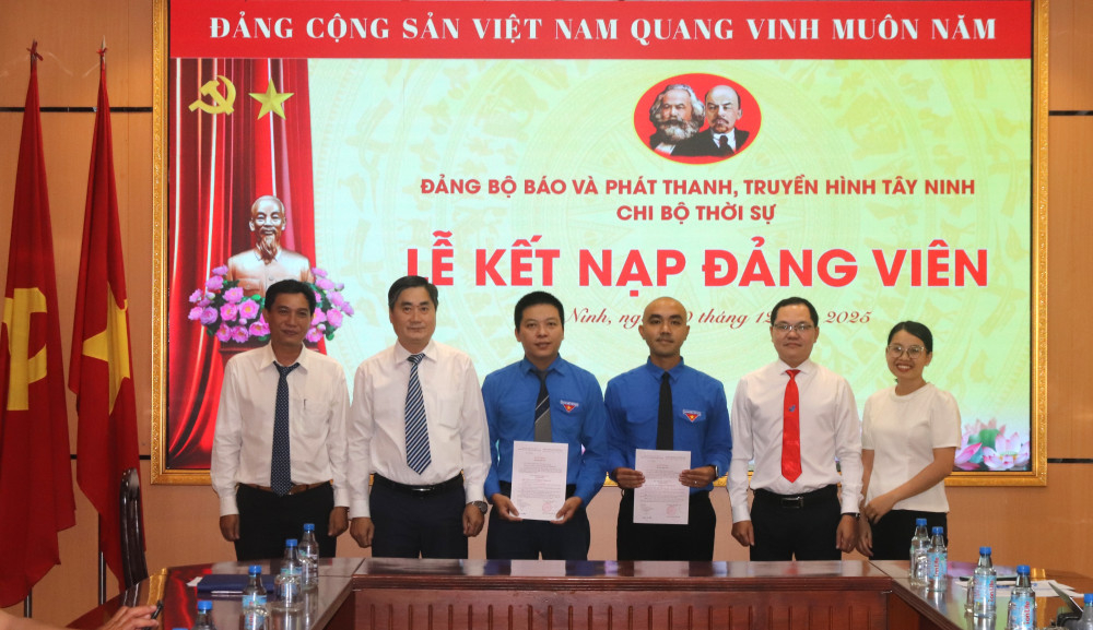 Trao quyết định kết nạp đảng viên cho quần chúng Nguyễn Thanh Mỹ và quần chúng Nguyễn Trường Hải