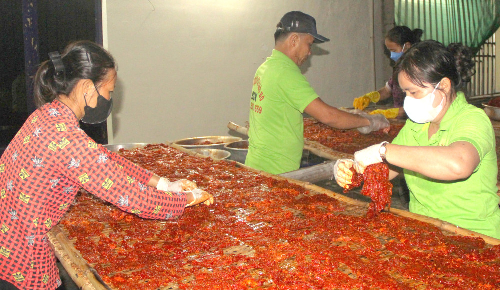 Công nhân Cơ sở sản xuất khô bò Tám Ben tất bật phơi khô bò từ sáng sớm để kịp tiến độ đơn hàng tết