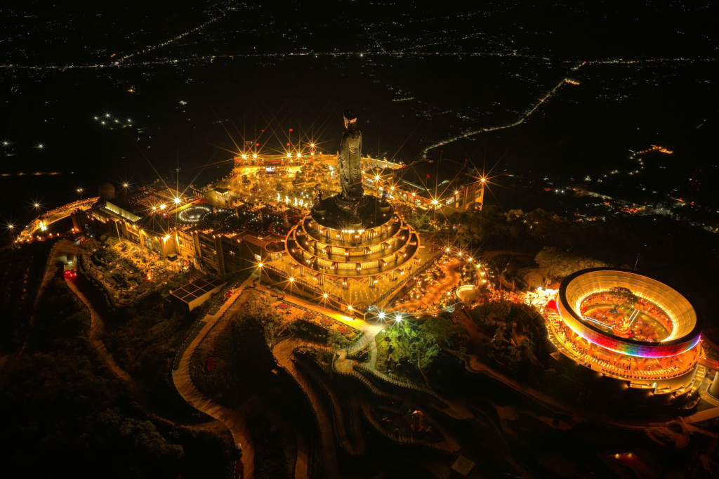 Ch&iacute;nh thức đ&oacute;n kh&aacute;ch tham quan, chi&ecirc;m b&aacute;i t&ocirc;n tượng Đức Phật C&acirc;u Na H&agrave;m M&acirc;u Ni từ ng&agrave;y 01/01/2026