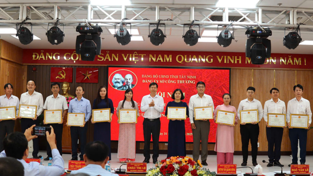 nhiều cá nhân và tập thể nhận khen thưởng có thành tích tốt trong triển khai nhiệm vụ năm 2025