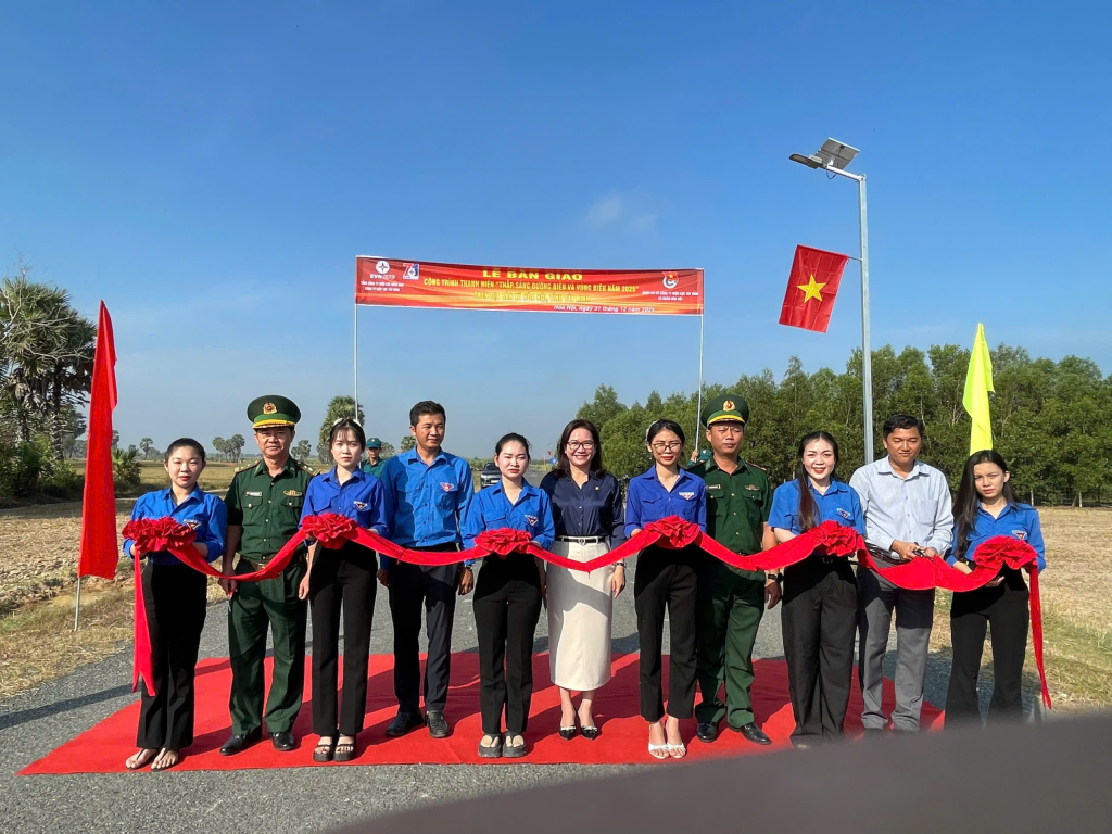 B&agrave;n giao c&ocirc;ng tr&igrave;nh 'Thắp s&aacute;ng đường bi&ecirc;n giới'