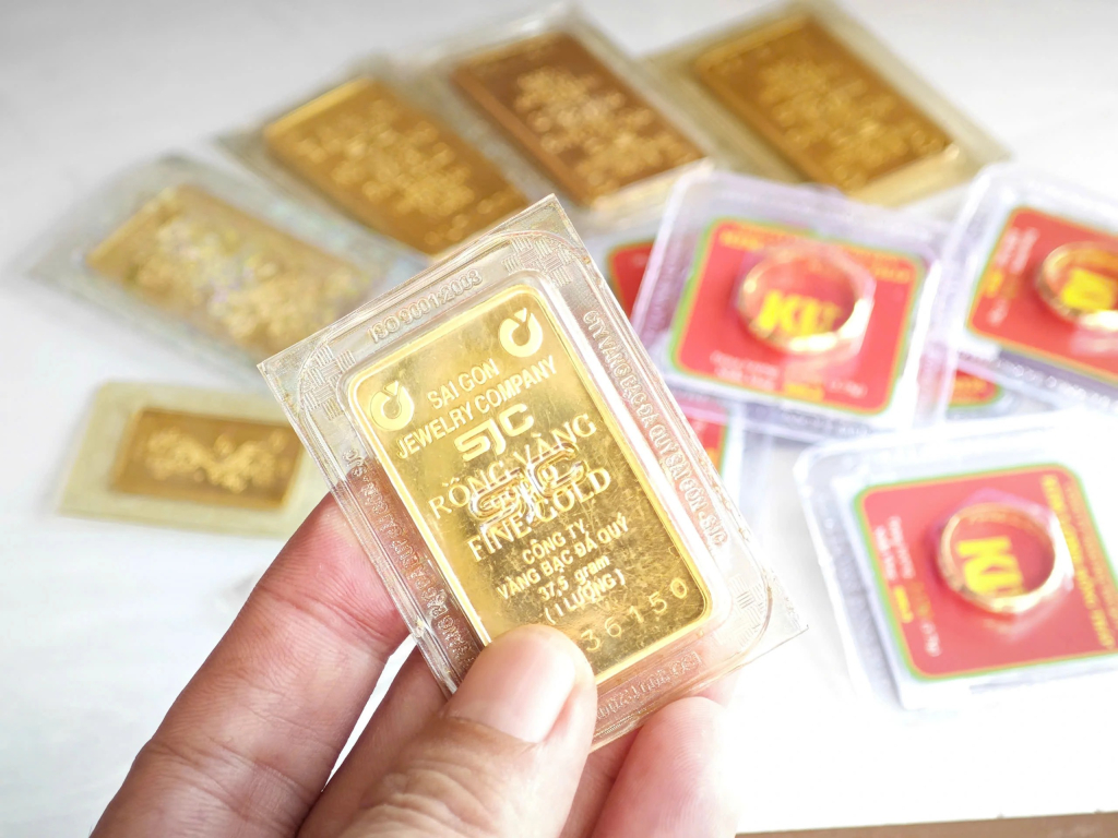 Gi&aacute; v&agrave;ng h&ocirc;m nay 31/12: Trong nước giảm, thế giới tăng