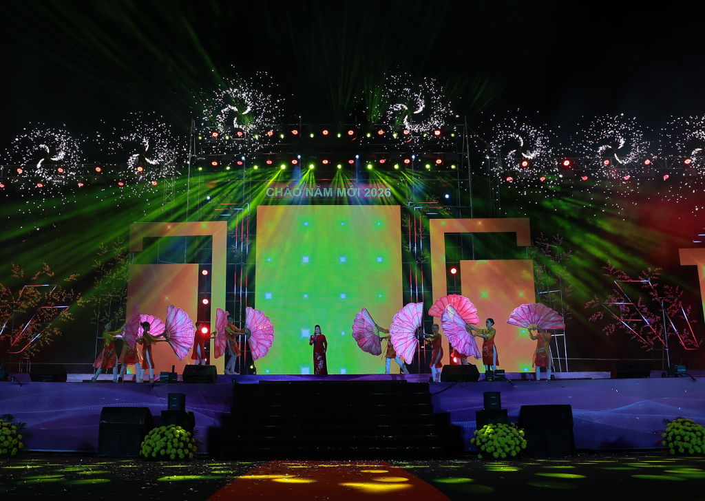 Sân khấu ấn tượng với dàn  âm thanh, ánh sáng  cùng nhiều hiệu ứng pháo hoa rực rỡ sắc màu