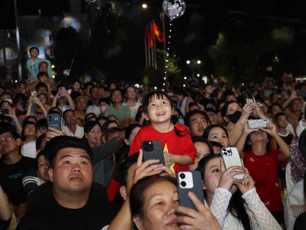 Người dân thích thú với những hiệu ứng pháo hoa trên sân khấu