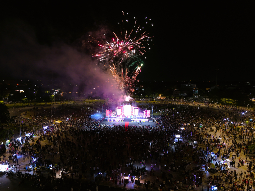 Màn bắn pháo hoa rực rỡ khép lại chương trình nghệ thuật Tây Ninh chào năm mới 2026