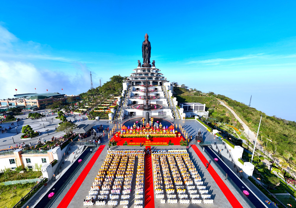 Đại lễ cầu quốc th&aacute;i d&acirc;n an tr&ecirc;n đỉnh n&uacute;i B&agrave; Đen