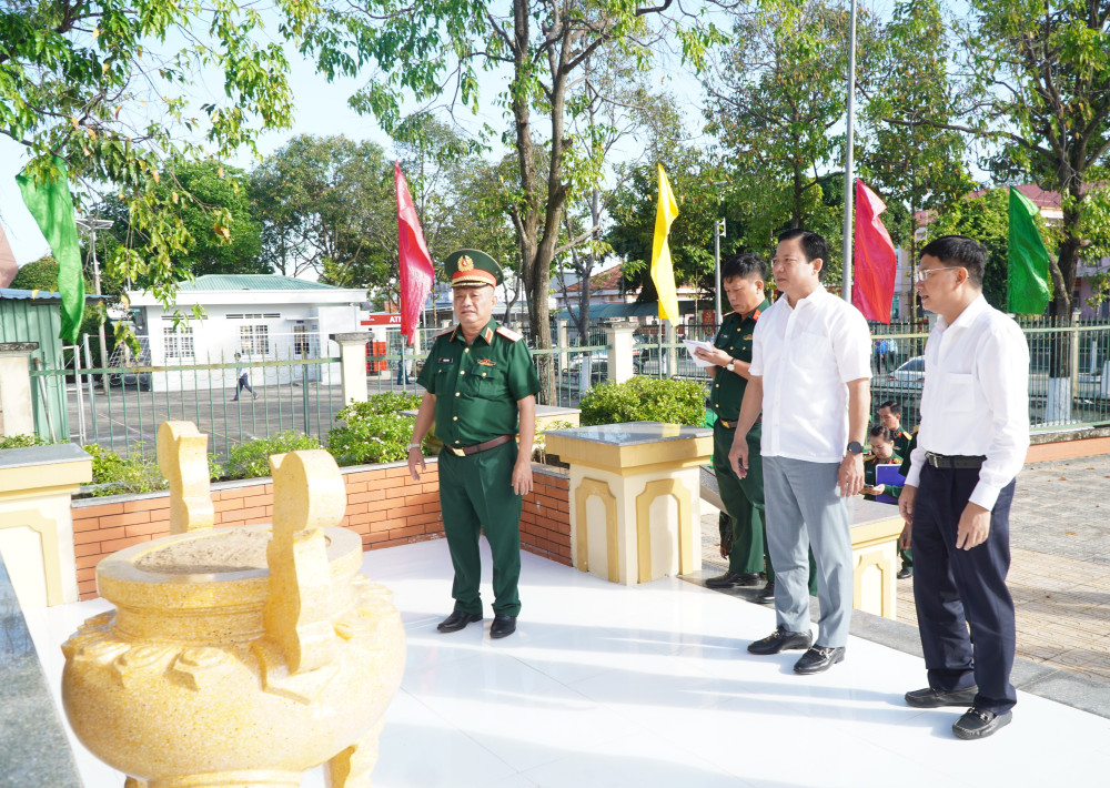 Thiếu tướng Trần Chí Tâm - Phó Chính ủy Quân khu 7, kiểm tra các địa điểm tổ chức hoạt động về nguồn tại xã Đức Huệ
