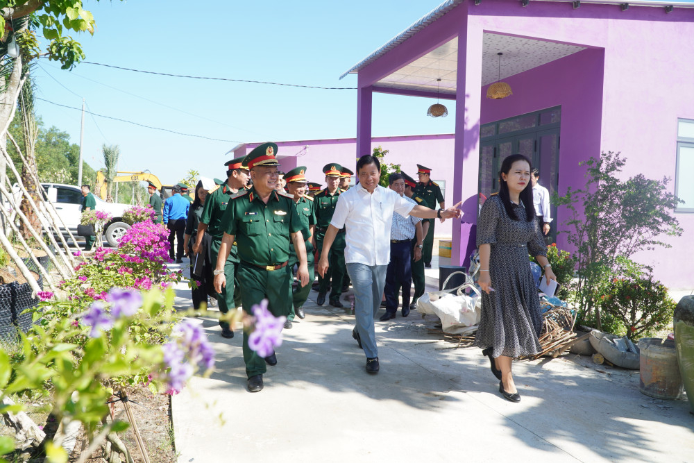 Thiếu tướng Trần Chí Tâm - Phó Chính ủy Quân khu 7, kiểm tra địa điểm tổ chức chương trình khánh thành, bàn giao 69 căn nhà 