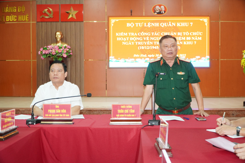 Thiếu tướng Trần Chí Tâm - Phó Chính ủy Quân khu 7, phát biểu tại buổi làm việc tại xã Đức Huệ