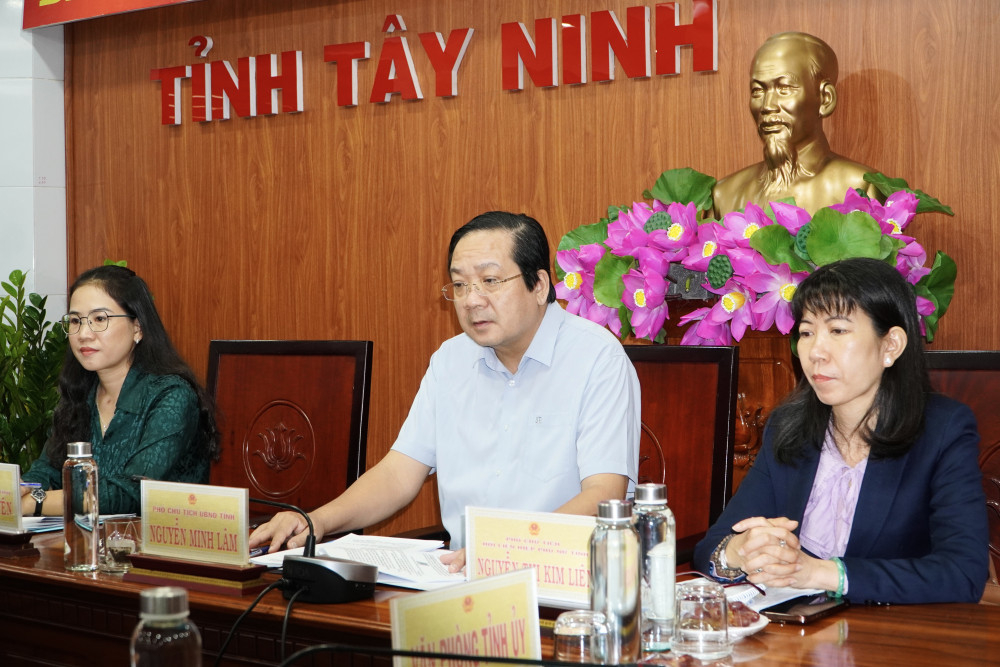 Phó Chủ tịch UBND tỉnh Tây Ninh Nguyễn Minh Lâm và các sở, ngành, đơn vị, Hội Liên hiệp Phụ nữ tỉnh dự hội nghị tại điểm cầu tỉnh