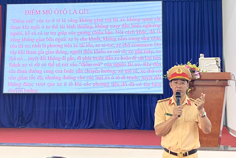 Trung tá Cao Thanh Vũ tuyên truyền về tình hình an toàn giao thông trên địa bàn tỉnh