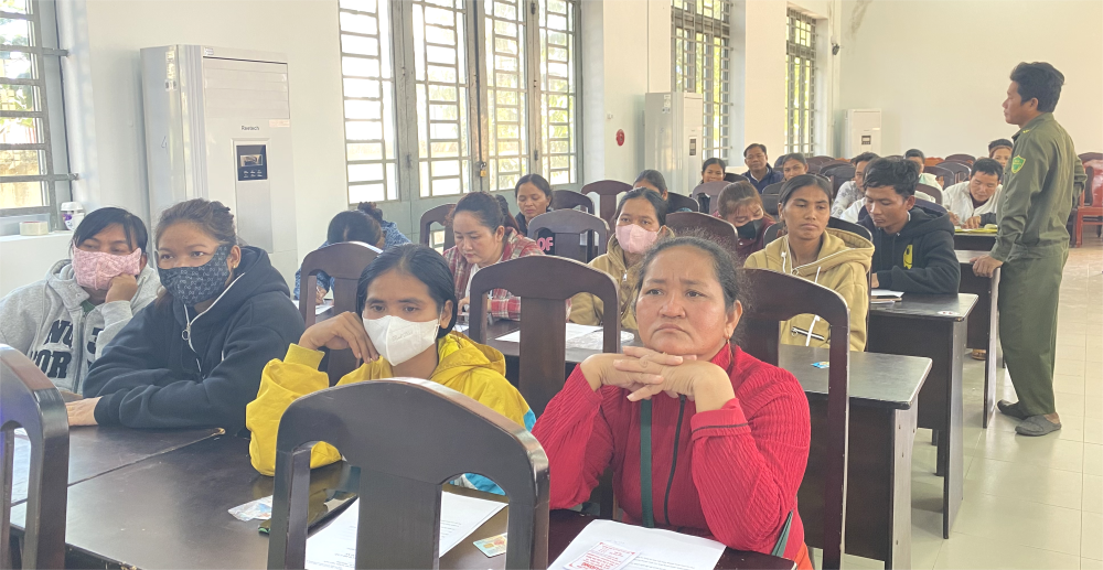 Người dân xã Phước Vinh tham gia buổi tuyên truyền