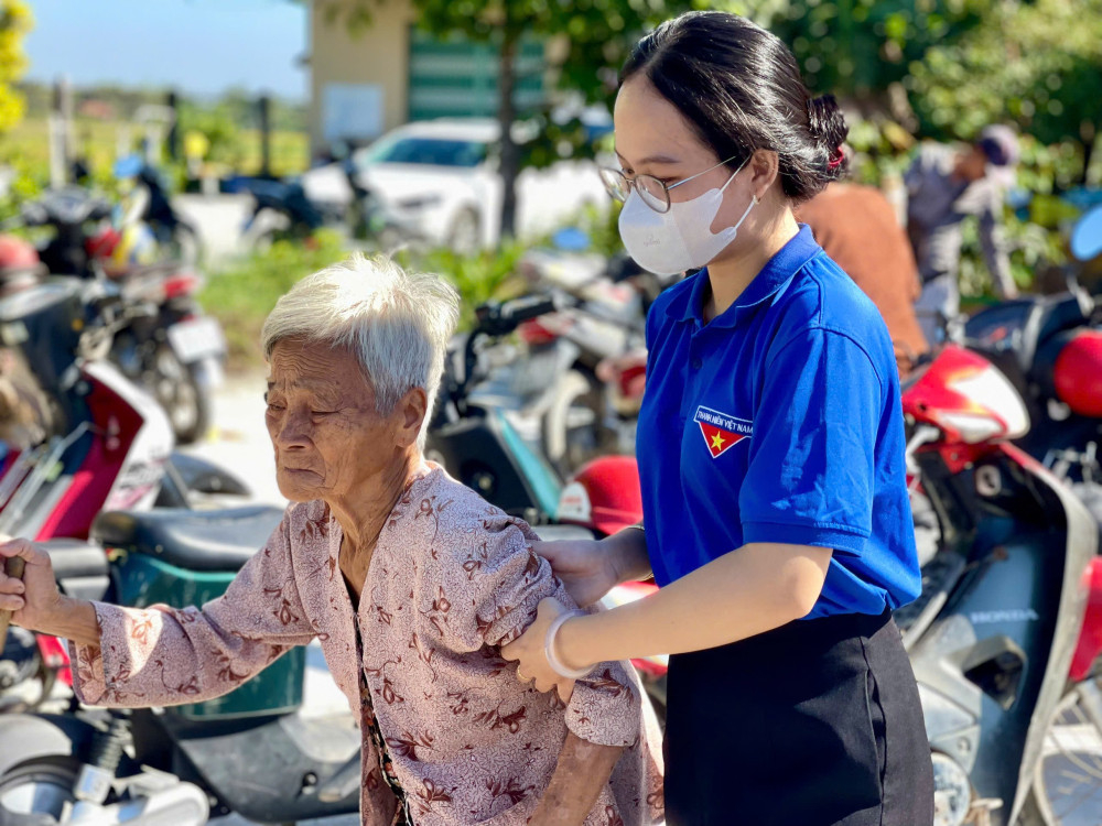 Đoàn viên, thanh niên nhiệt tình hỗ trợ, hướng dẫn người dân đến khám bệnh