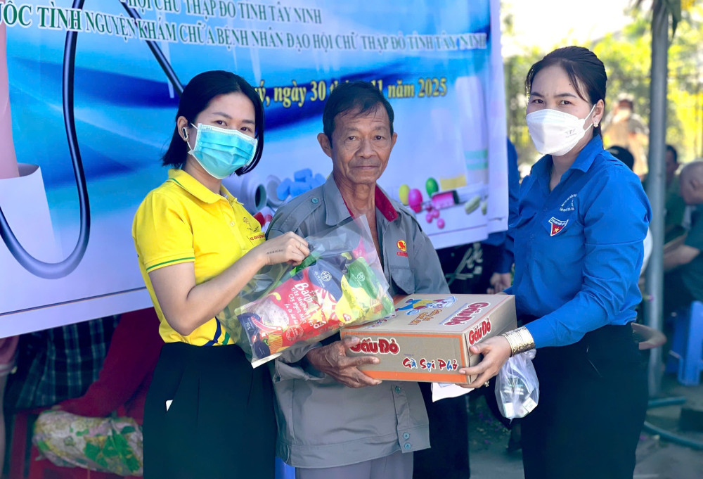 Các phần quà được chương trình vận động xã hội hóa, trao đến tay người dân