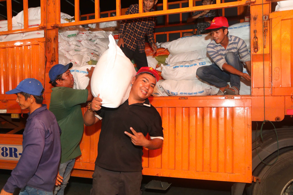 Những bao gạo được các tình nguyện viên đưa đến điểm tập kết để vận chuyển ra miền Trung