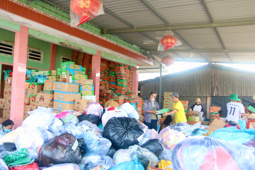 Hàng hóa người dân ủng hộ để đưa ra giúp đỡ người dân miền Trung bị ảnh hưởng nặng nề do lũ lụt