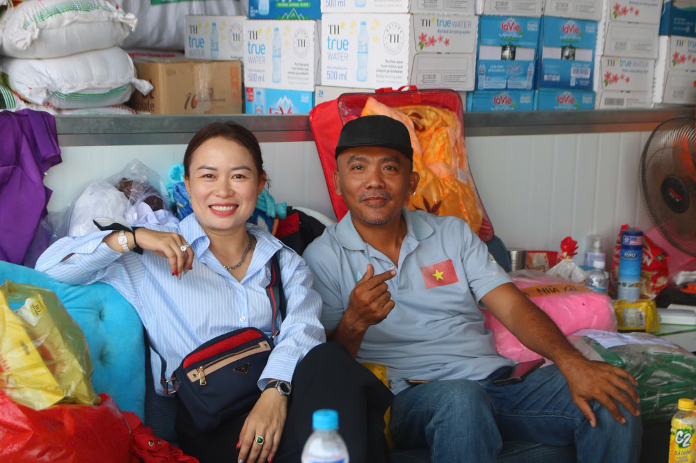 Chị Đỗ Thị Thoại Yến, đại diện nhóm thiện nguyện An Gia Phát (xã Bình Đức) và anh Nguyễn Duy Khương là những người tích cực kêu gọi ủng hộ đồng bào miền Trung