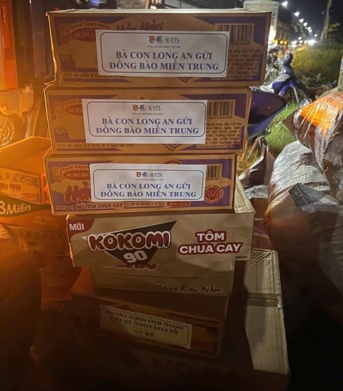 Những thùng mì gói được gửi ủng hộ