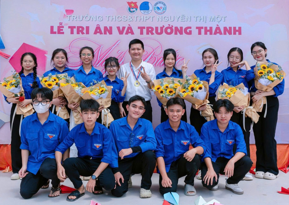 Thầy Lương Vĩnh Hiếu (Trường THCS và THPT Nguyễn Thị Một, xã Cần Giuộc) cùng học sinh trong ngày lễ tri ân và trưởng thành