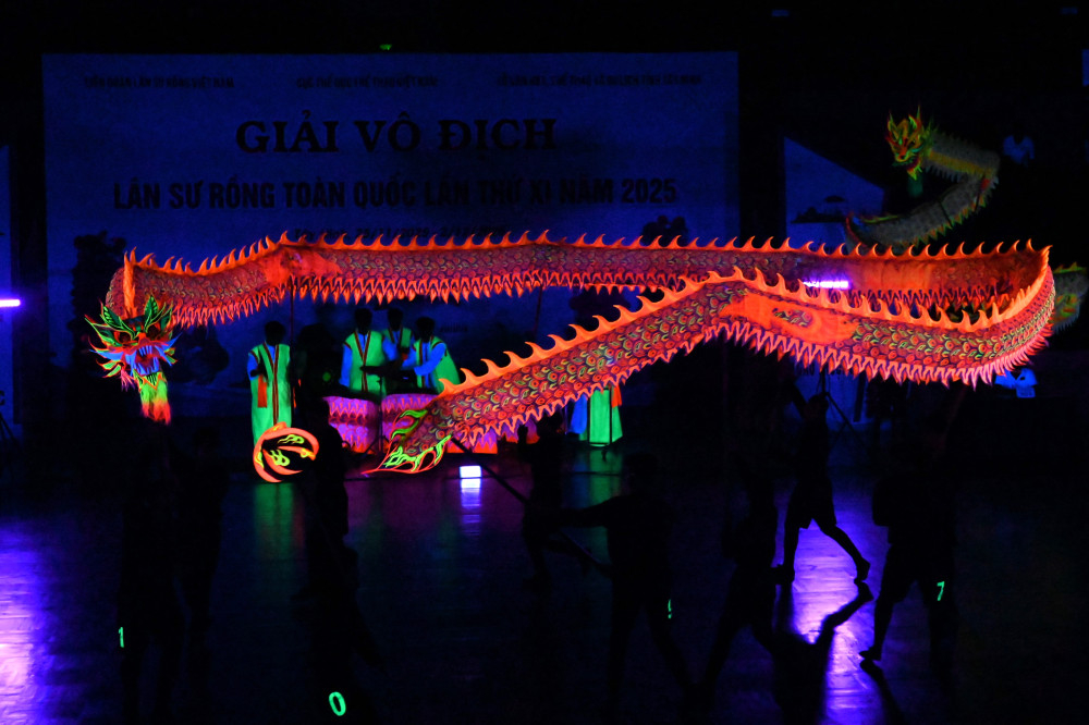 Phần thi rồng dạ quang của đơn vị TP. Hồ Chí Minh