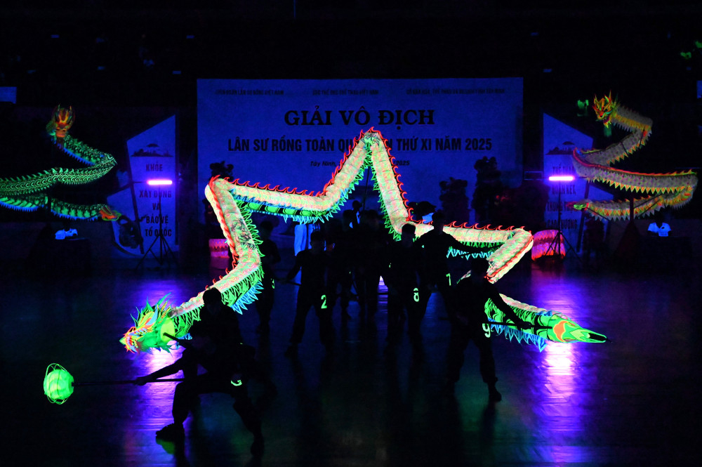 Phần thi rồng dạ quang của đơn vị tỉnh Thái Nguyên