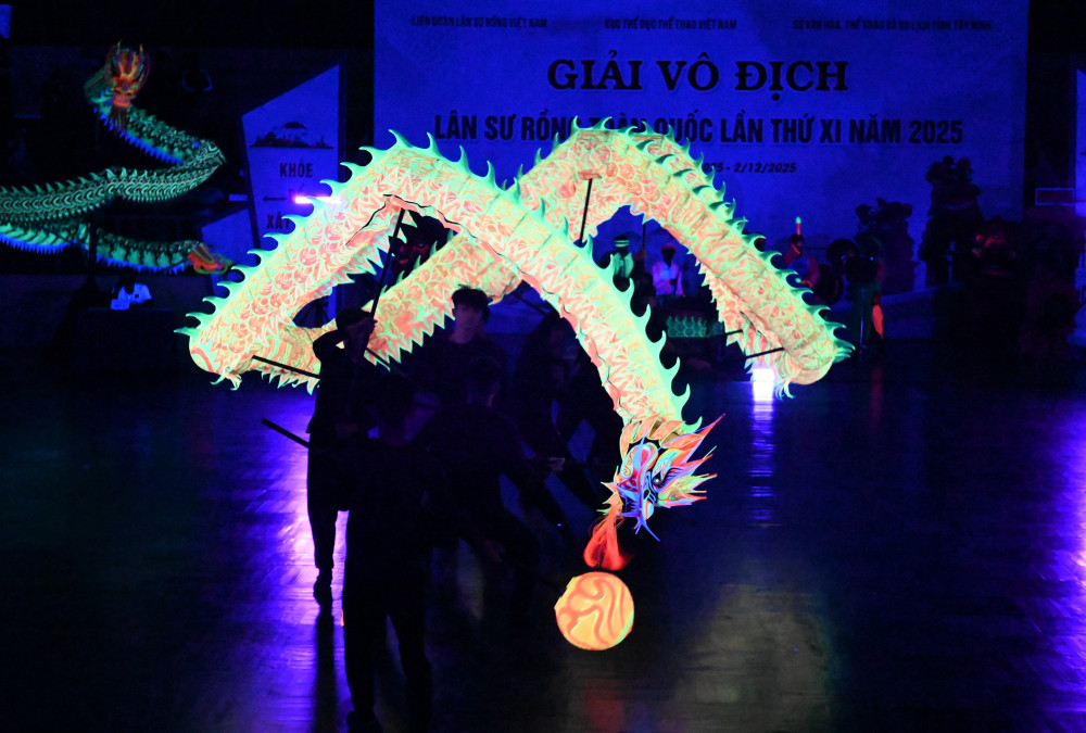 Phần thi rồng dạ quang của đơn vị tỉnh Đồng Tháp