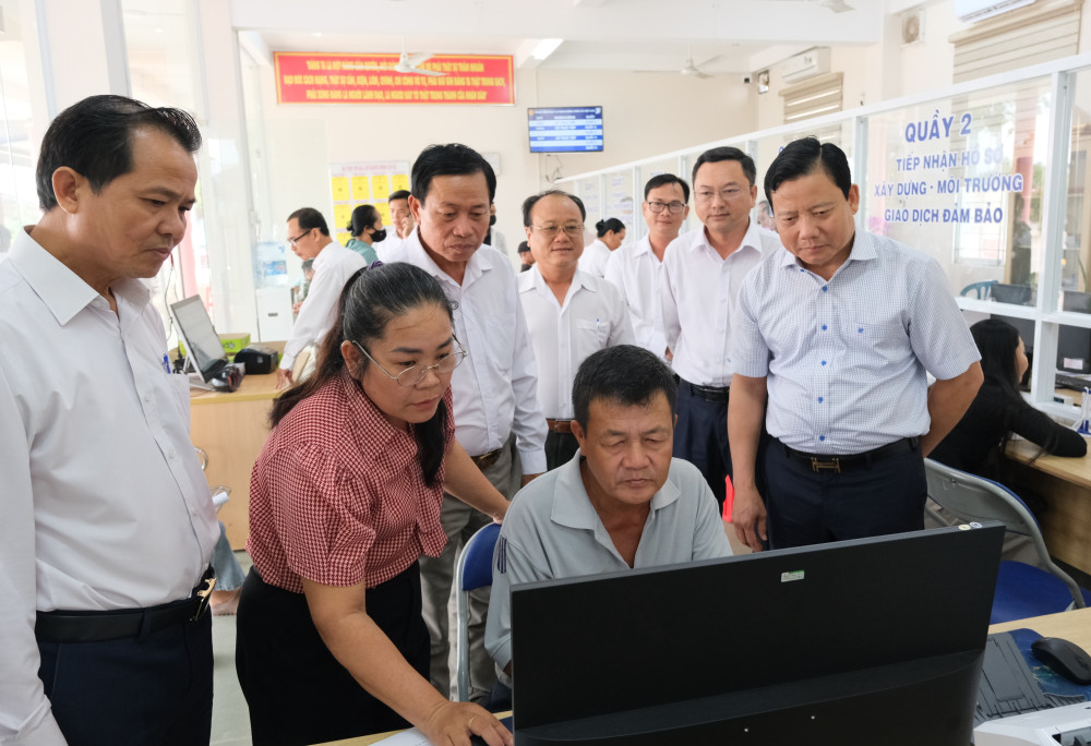 Lãnh đạo tỉnh và các ngành khảo sát Trung tâm Phục vụ hành chính công xã