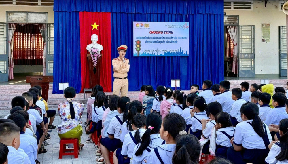 Cán bộ Công an tuyên truyền an toàn giao thông cho học sinh