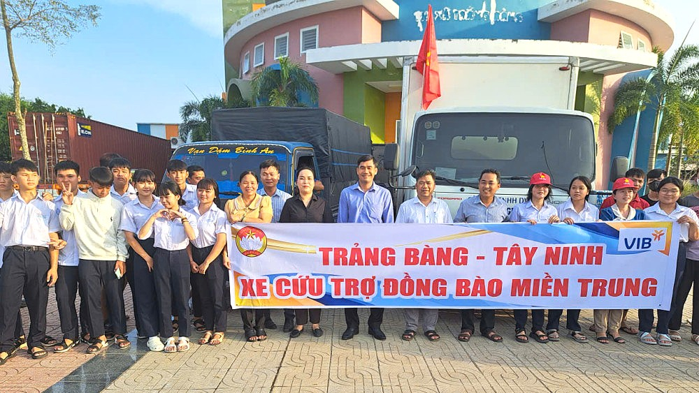 Đoàn xe của phường Trảng Bàng mang hàng hóa gửi đến người dân miền Trung đang bị thiệt hại do bão lũ  