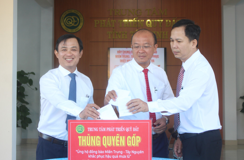 Ban Giám đốc Trung tâm Phát triển quỹ đất tỉnh Tây Ninh quyên góp ủng hộ đồng bào vùng bị thiên tai