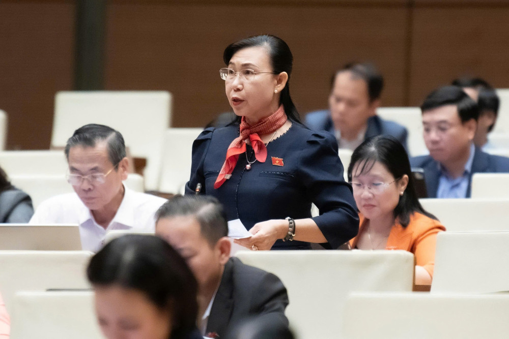 Đại biểu Phan Thị Mỹ Dung - Giám đốc Sở Tư pháp tỉnh Tây Ninh, đóng góp ý kiến tại hội trường Quốc hội