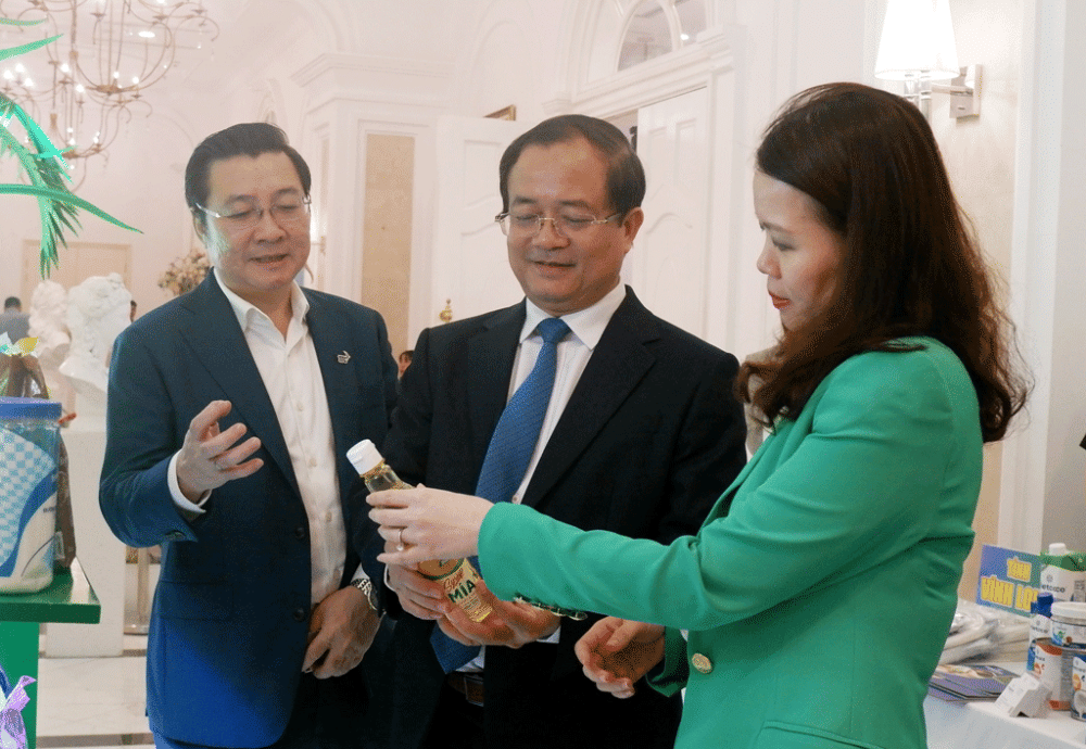 Lãnh đạo Bộ Công Thương và Phó Chủ tịch UBND tỉnh Nguyễn Hồng Thanh (đứng giữa) tìm hiểu sản phẩm của doanh nghiệp trong một đợt xúc tiến thương mại
