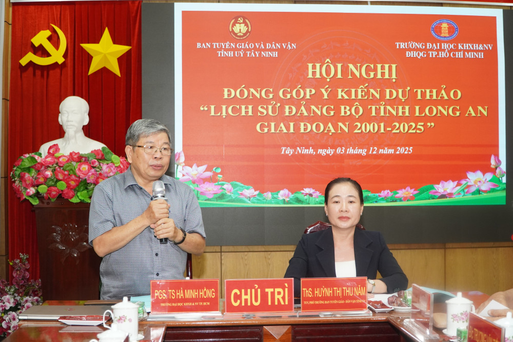 PGS.TS Hà Minh Hồng trình bày nội dung dự thảo “Lịch sử Đảng bộ tỉnh Long An giai đoạn 2001-2025”