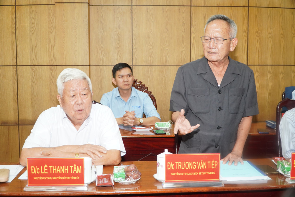 Nguyên Bí thư Tỉnh ủy Trương Văn Tiếp cho rằng, dự thảo cần nhấn mạnh, Đảng bộ tỉnh Long An phát huy bài học lịch sử “căn cứ của lòng dân” và truyền thống “đột phá vi mô làm chuyển biến vĩ mô” trong giai đoạn mới