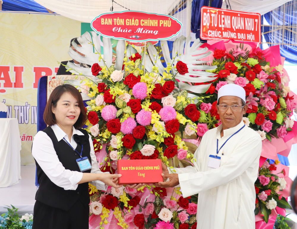 Đại diện Ban Tôn giáo Chính phủ (Bộ Dân tộc và Tôn giáo) tặng hoa và quà cho Ban đại diện Cộng đồng Hồi giáo tỉnh Tây Ninh