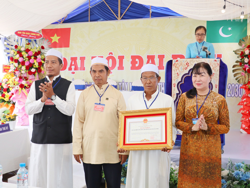Giám đốc Sở Dân tộc và Tôn giáo Trương Thị Phương Thảo thừa ủy quyền UBND tỉnh trao bằng khen cho Ban đại diện Cộng đồng Hồi giáo Tây Ninh