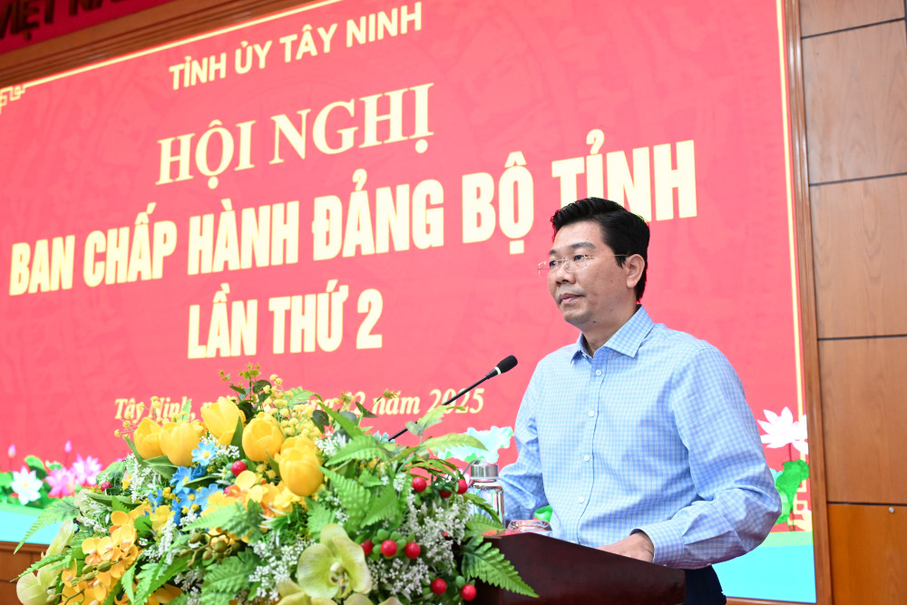 Phó Bí thư Thường trực Tỉnh ủy, Chủ tịch HĐND tỉnh Nguyễn Mạnh Hùng thông qua chương trình hội nghị