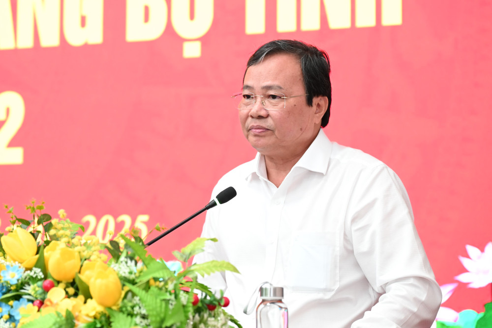 Phó Bí thư Tỉnh ủy, Chủ tịch UBND tỉnh Lê Văn Hẳn phát biểu đóng góp ý kiến tại hội nghị