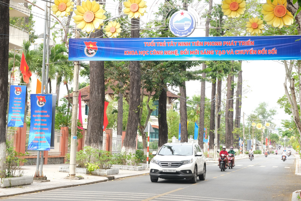 Tại các tuyến đường chính, panô, áp phích, cờ phướn được trang hoàng rực rỡ bảo đảm không khí trước, trong và sau Đại hội được lan tỏa sâu rộng trong đoàn viên, thanh niên