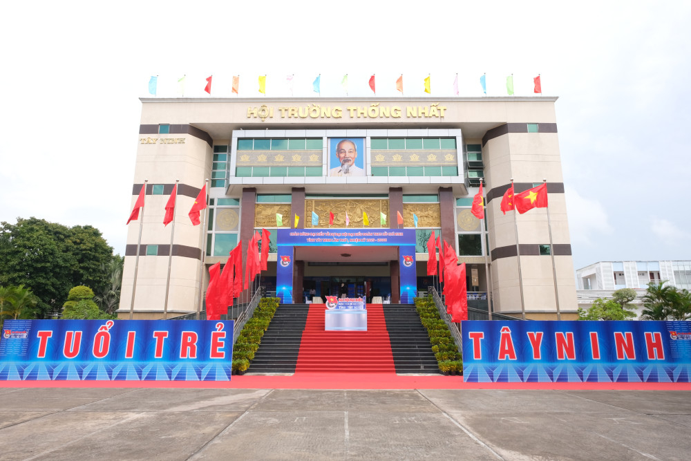 Tại Hội trường Thống Nhất, những ngày qua, công tác chuẩn bị cho Đại hội được thực hiện nghiêm túc, chu đáo, đặc biệt là khâu trang trí, khánh tiết. Hiện mọi công tác chuẩn bị hoàn tất, sẵn sàng cho Đại hộ