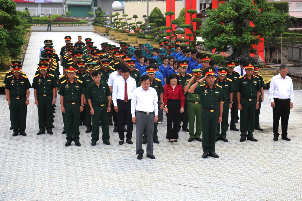Đại biểu dành phút mặc niệm tưởng nhớ công lao của các anh hùng, liệt sĩ