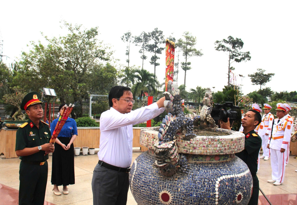 Bí thư Tỉnh ủy Nguyễn Văn Quyết thắp hương tại Đài tưởng niệm