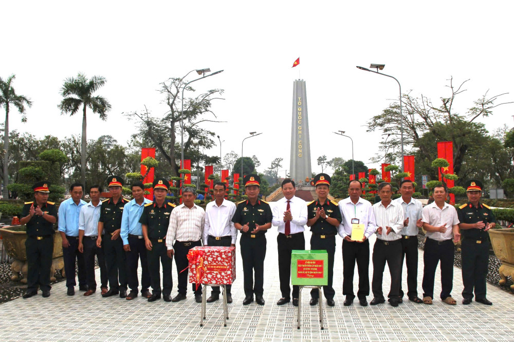 Lãnh đạo tỉnh, Bộ Tư lệnh Quân khu 7 tặng quà cho Ban Quản lý nghĩa trang tỉnh
