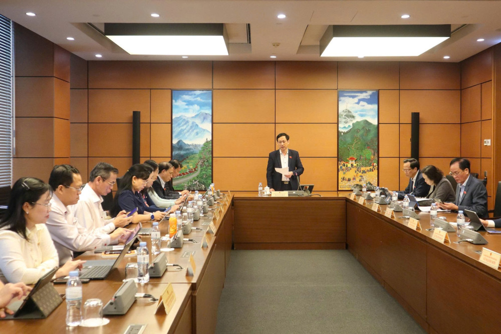 Đại biểu thảo luận tại tổ đóng góp các dự thảo Nghị quyết của Quốc hội