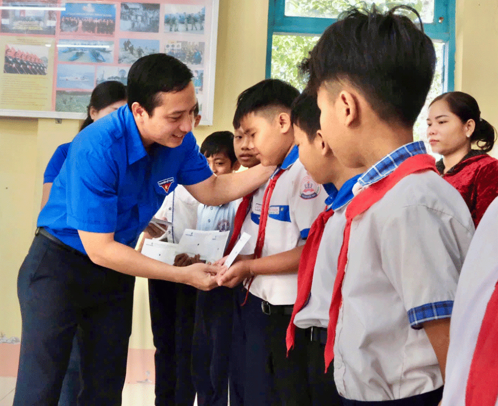 Bí thư Tỉnh Đoàn Trần Hải Phú trao tặng quà cho học sinh có hoàn cảnh khó khăn